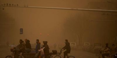 Tempestade de areia envolve Pequim em espessa nuvem de poluição