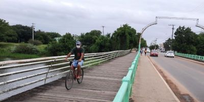 Usuários relatam risco ao passar pela passarela da ponte do Arroio Duro