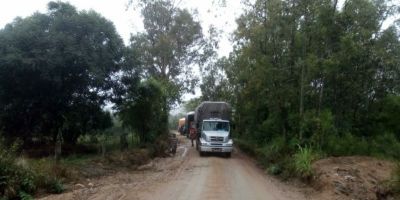 Caminhões ficam parados em estrada por causa de atoleiro em Chuvisca