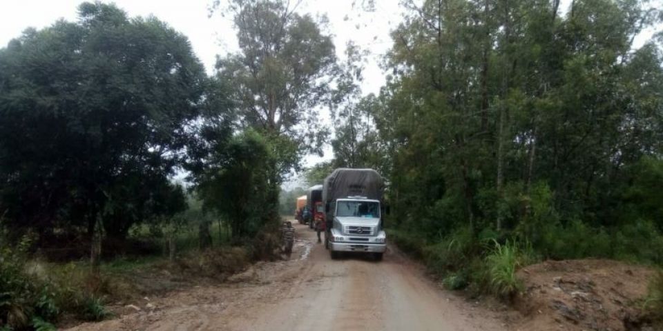 Caminhões ficam parados em estrada por causa de atoleiro em Chuvisca