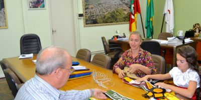 Prefeito recebe visita de Miss Camaquã Mirim