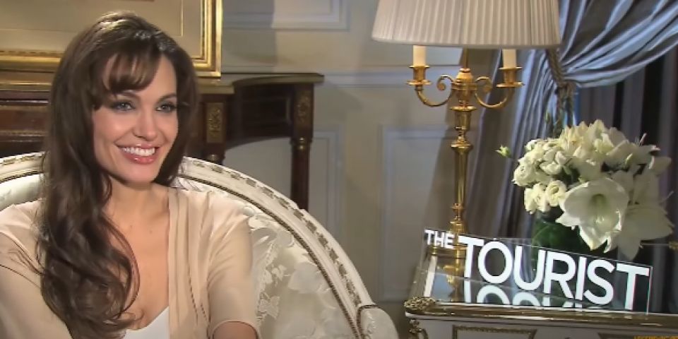 Repórter chama Angelina Jolie para sair e vídeo viraliza nas redes sociais