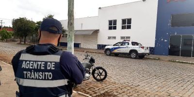 Motoqueiro sem carteira e empinando é detido pelos agentes de trânsito em Camaquã