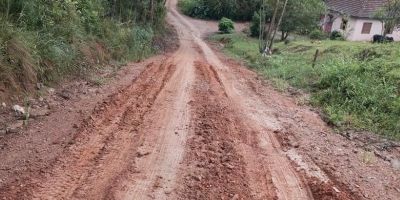 Caminhão fica atolado em estrada no interior de Chuvisca