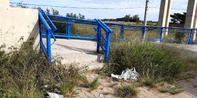 Internauta reclama da falta de limpeza em passarela junto à BR-116 em Camaquã