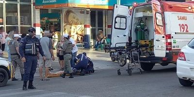 Mulher é atropelada em faixa de pedestres no centro de Camaquã