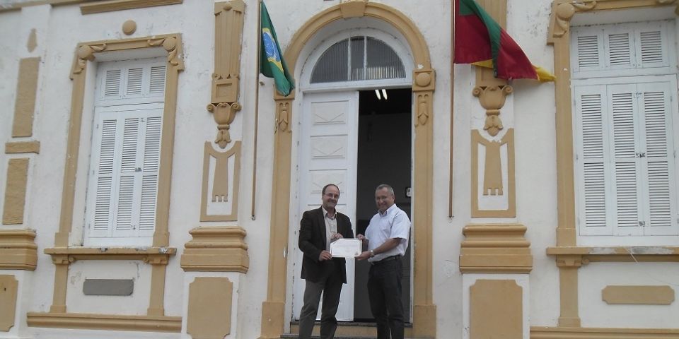Vereador Ilson entrega Moção de Cumprimentos ao tenente-coronel Jorge Ricardo Ferreira