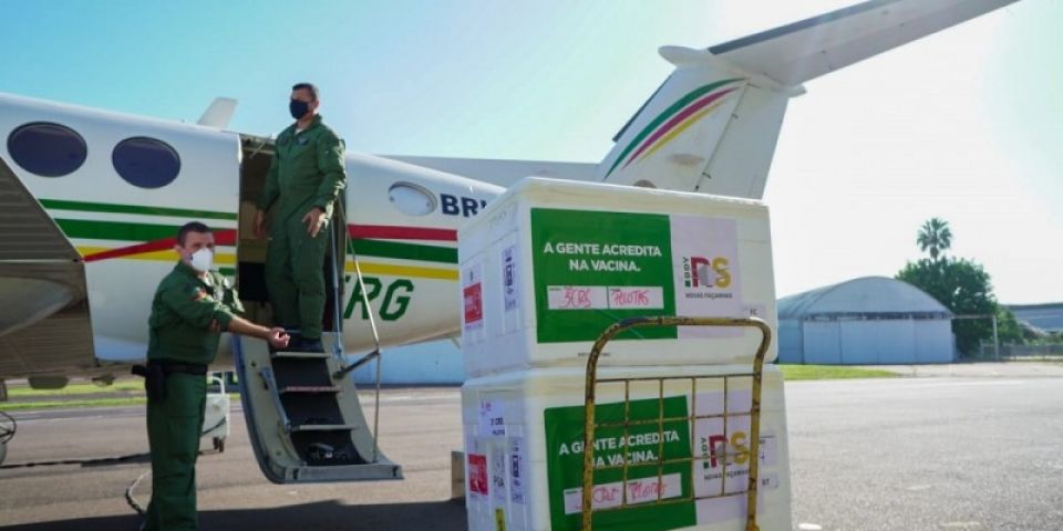 Aeronaves do Estado levam vacinas para 303 municípios de 11 coordenadorias de saúde nesta sexta (9)