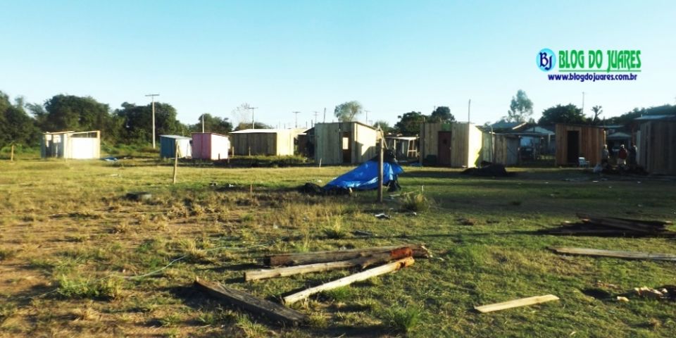 com casinhas de madeira construídas, campo de futebol ocupado em Camaquã já tem aparência de vila