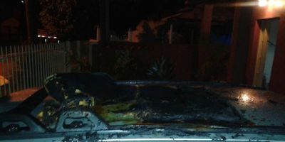 Ateado fogo em colchão sobre carro na madrugada desta quarta em Camaquã