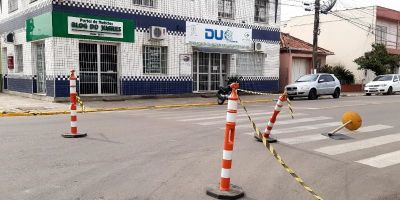 VÍDEO: motorista derruba placa e cones de sinalização em Camaquã