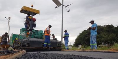 Pista da Prainha recebe camada asfáltica em Camaquã