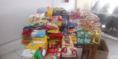 Doações de alimentos são feitas durante vacinação contra covid-19 em Camaquã