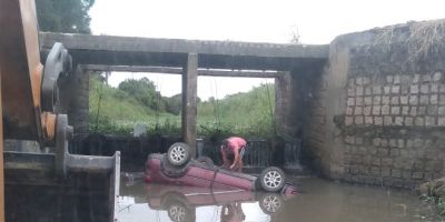 Carro cai de ponte na estrada do Banhado do Colégio em Camaquã