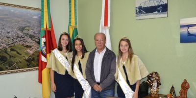 Prefeito de Camaquã recebe visita das soberanas de Cerro Grande do Sul