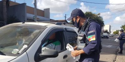 Barreira de conscientização entrega kits a motoristas em Camaquã