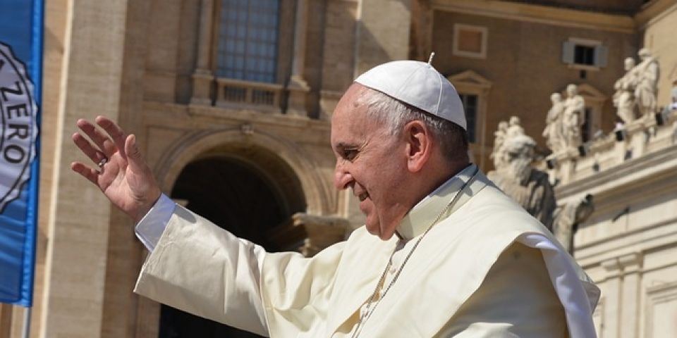 Grupo de sem-teto de Roma recebe vacina e visita do papa