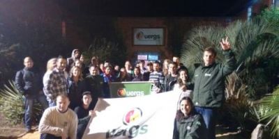 Universitários da Uergs em Tapes fazem manifestação