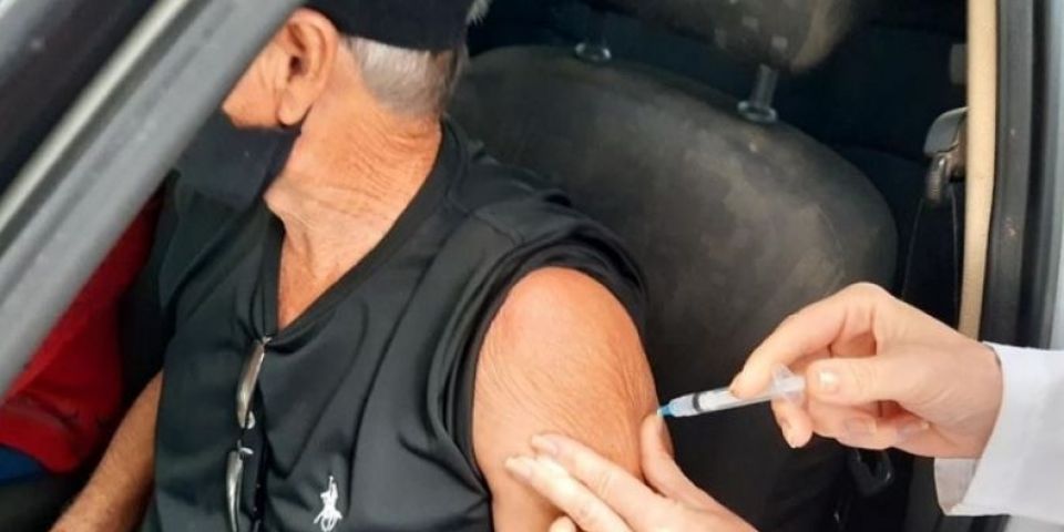 Pessoas com 60 anos ou mais são vacinadas contra covid-19 neste sábado em Camaquã