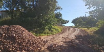 Bairro Santa Marta começa a receber cascalho em Camaquã 