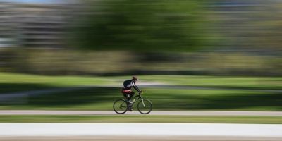 Pedalar ao ar livre, benefício para corpo e mente