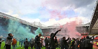 Jogo entre Manchester United e Liverpool é adiado após invasão de torcedores