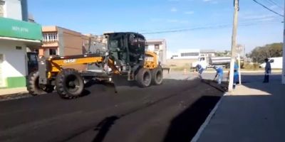 Rua Erlínio Assis recebe serviço de reperfilagem em Camaquã  