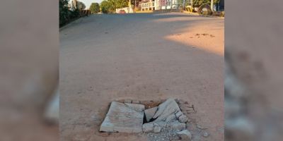 Tampa de abertura quebrada no meio da via causa risco a motoristas em Camaquã