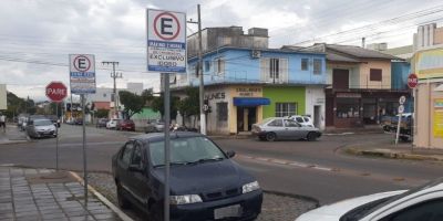 Veículo é flagrado estacionado na contramão em Camaquã