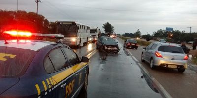 Acidente entre dois automóveis deixa cinco pessoas feridas na BR-116 em Camaquã