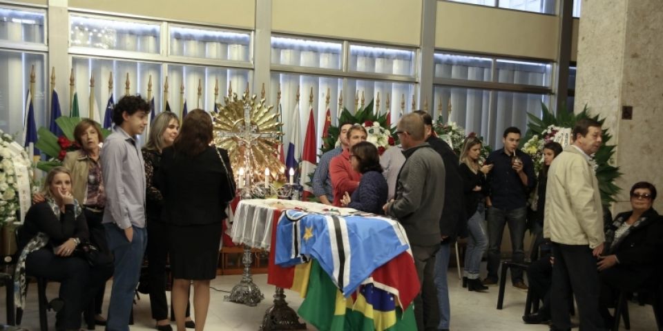Autoridades e familiares prestam últimas homenagens a Mendes Ribeiro Filho