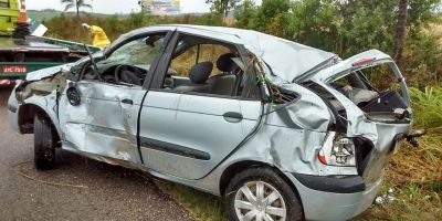 Carro sai da pista e capota e motorista morre na BR-116 em Cristal