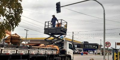 Instalação de semáforo deixa trânsito em meia pista no centro de Camaquã 