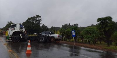 Colisão entre caminhonete e caminhão deixa homem morto em rodovia gaúcha