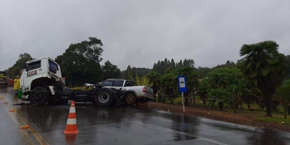 Colisão entre caminhonete e caminhão deixa homem morto em rodovia gaúcha