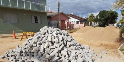 Trecho da rua 15 de Novembro começa a receber pavimentação em Camaquã