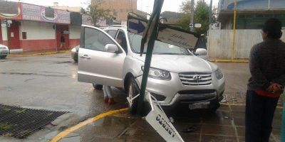 Após colisão entre dois veículos, camioneta invade calçada no centro de Camaquã