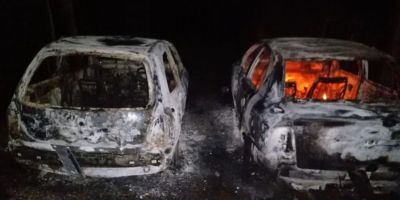 Casal tem carros destruídos em incêndio em Cerro Grande do Sul