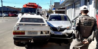 VÍDEO E FOTOS: mulher fica ferida após colisão entre dois veículos no centro de Camaquã