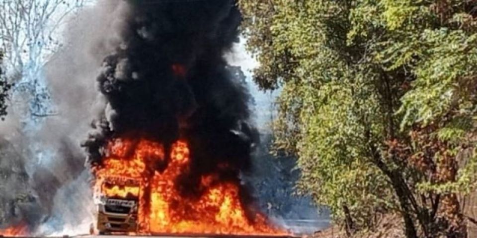 Caminhão com defensivos agrícolas pega fogo em rodovia gaúcha