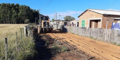 Prefeitura de Camaquã realiza ações de limpeza e cascalhamento em Camaquã