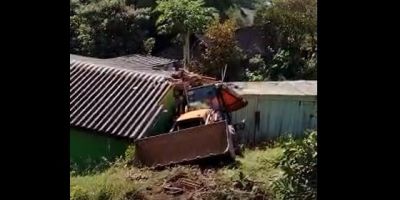 Veja vídeo do acidente com retroescavadeira que resultou em tragédia em Dom Feliciano