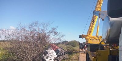 Retirada de caminhão caído fora da rodovia complica trânsito na BR-116 em Camaquã