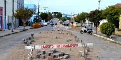 Rua Luiza Maraninchi em Camaquã recebe reparos no calçamento