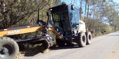 Camaquã realiza serviço de limpeza no acostamento da RS-350