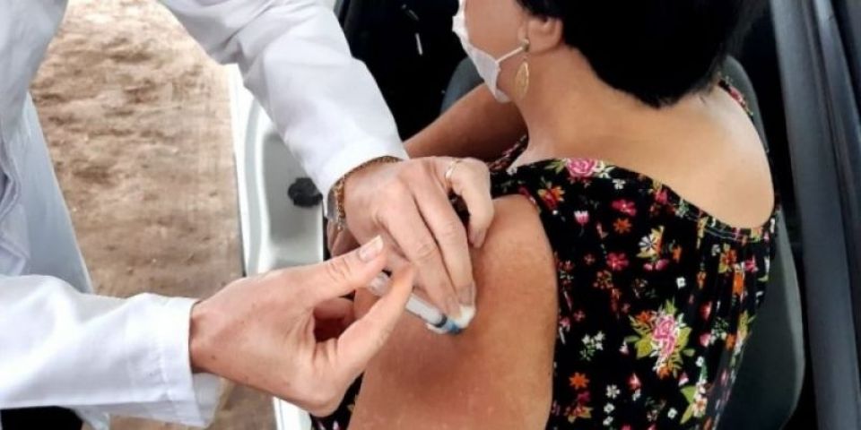 Segunda dose da CoronaVac é aplicada em novo grupo na manhã desta terça-feira em Camaquã 