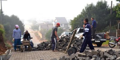Calçamento da Rua Coronel Pedroso em fase de conclusão em Camaquã