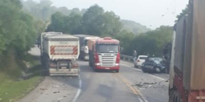 Carro e carreta colidem frontalmente na BR-392