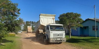 Vila São Carlos recebe cascalhamento em Camaquã 