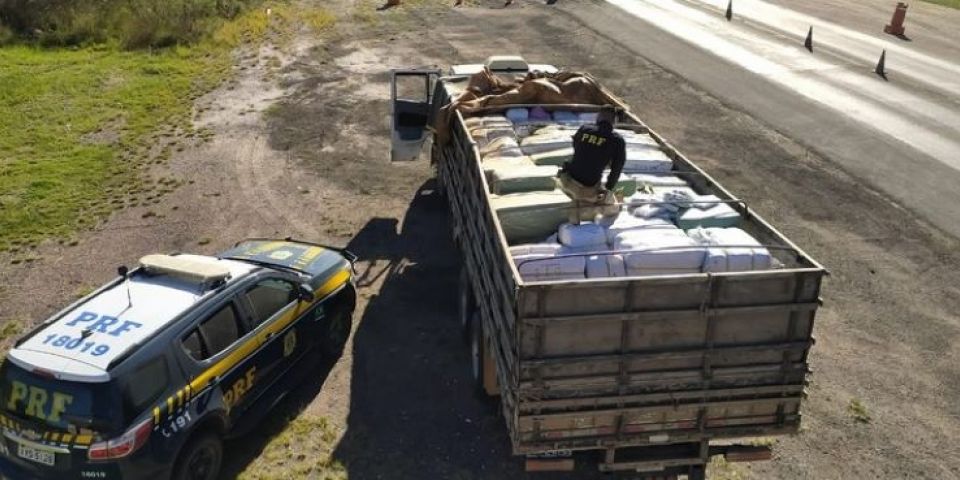 PRF apreende caminhão com grande quantidade de mercadorias estrangeiras ilegais no RS